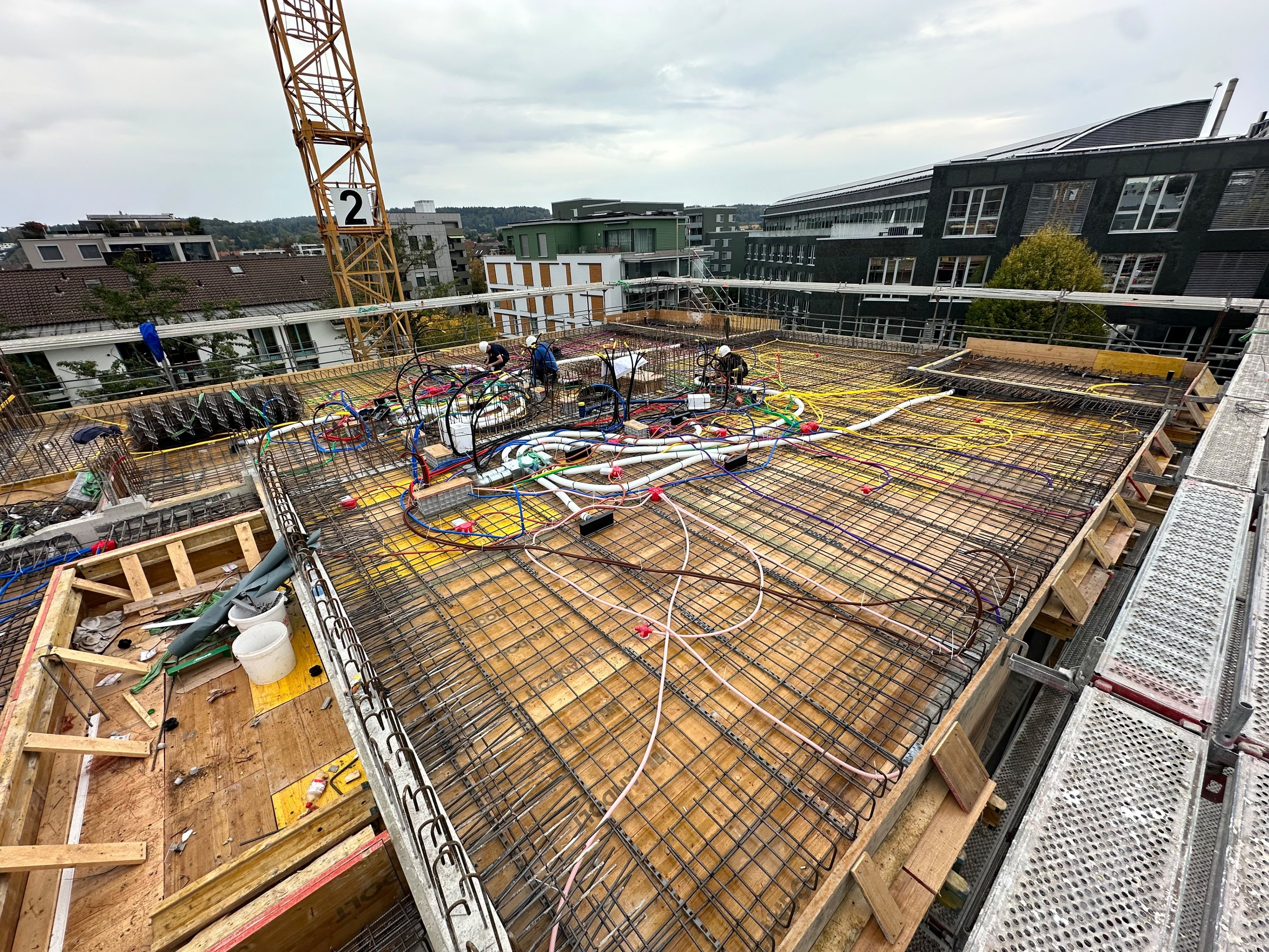 Baustelle mit eingelegten Rohren auf der Armierung